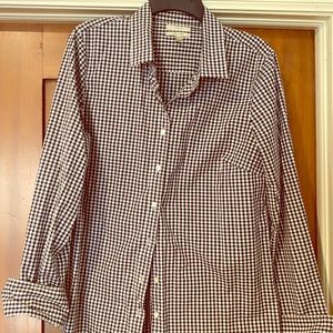 Blouse with checkered black and white colors.